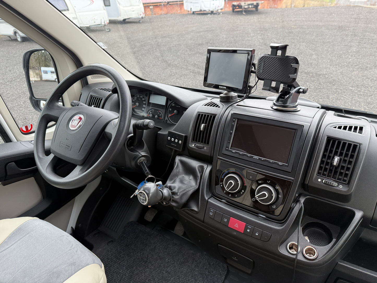 Eura Mobil, 2.3 jtd, solár, sjížděcí postel, Truma