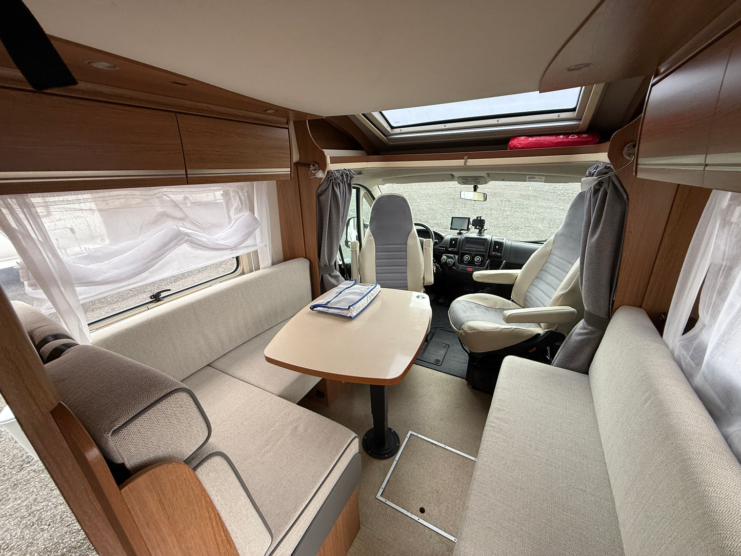 Eura Mobil, 2.3 jtd, solár, sjížděcí postel, Truma