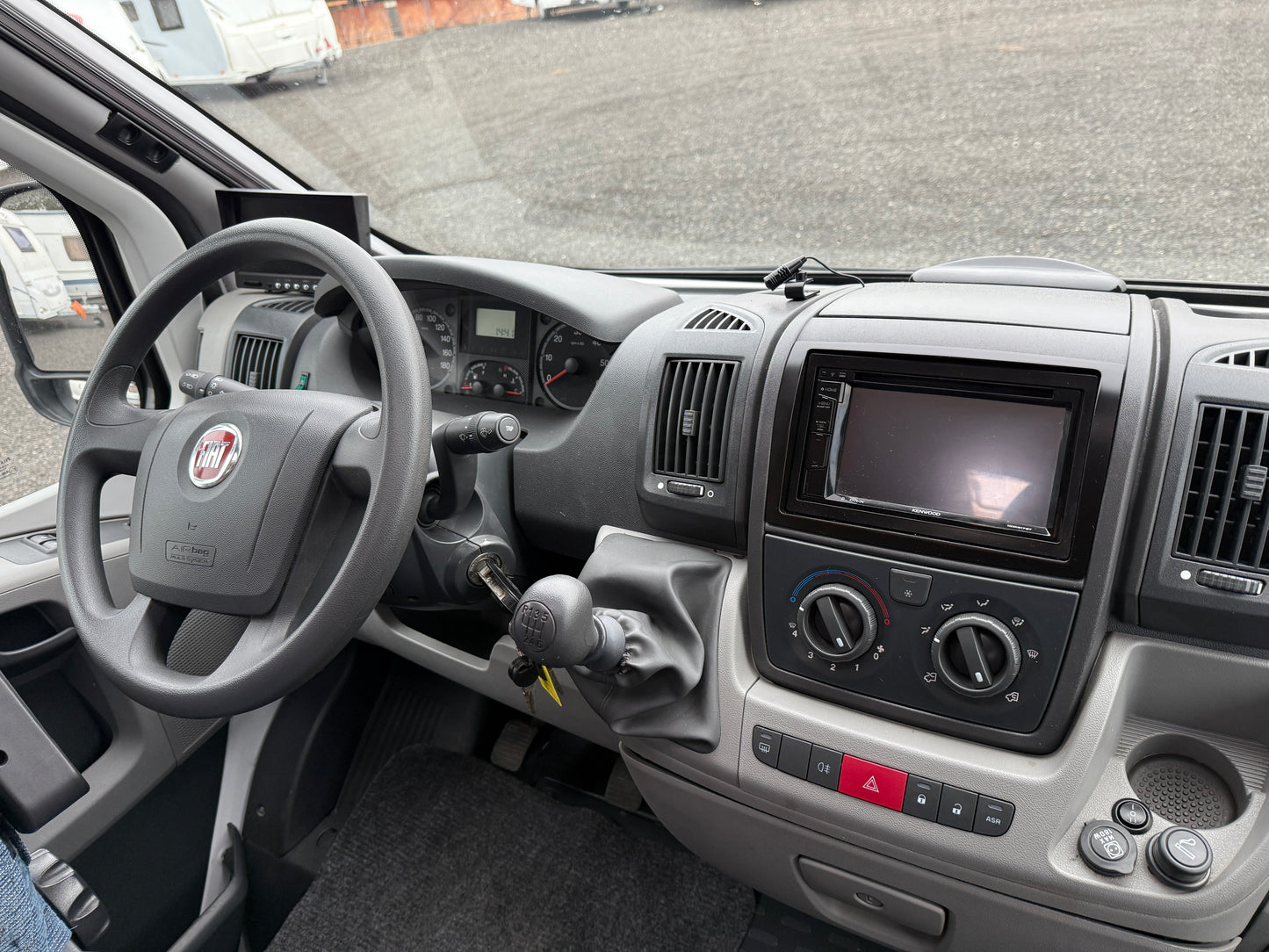 Weinsberg Imperiale, podelné postele, solár 2x, tažné, 2.3 jtd