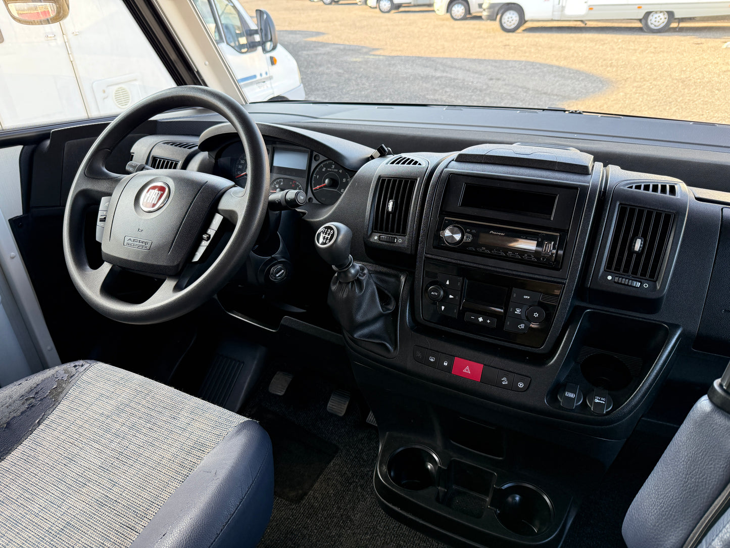 LMC Explorer Sport I 615, markýza, tažné zařízení, 2019, 4 osoby