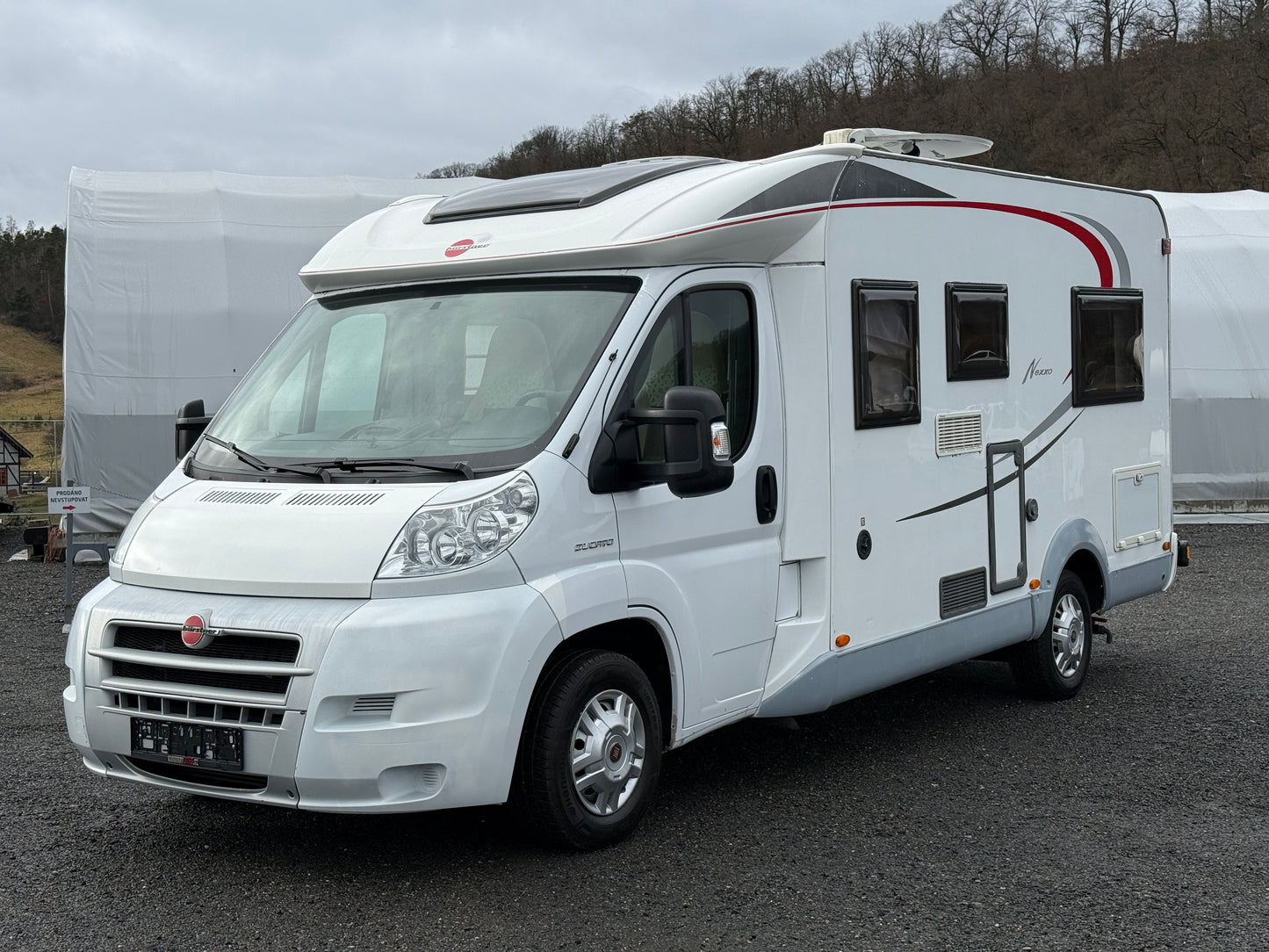 Bürstner Nexxo T580, 2011, 3 osoby, držák motorky