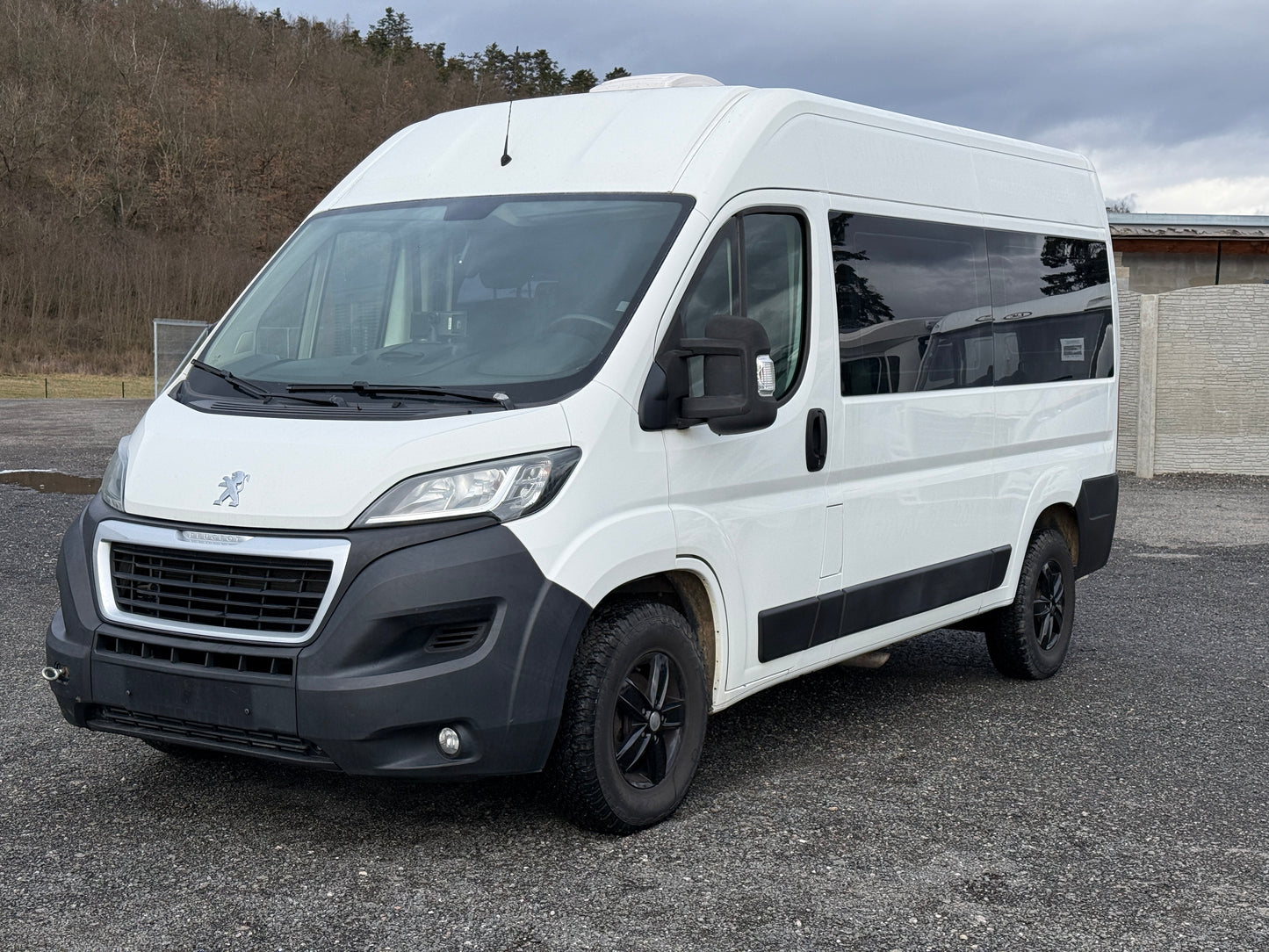 Vestavba Peugeot s vadou motoru, 2x solární panel, nezávislé naftové topení