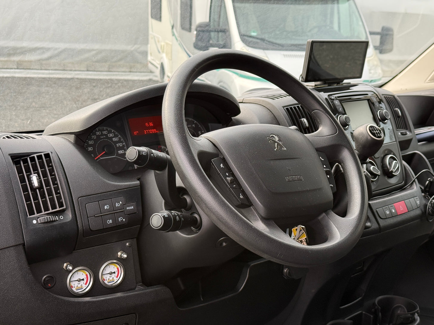 Vestavba Peugeot s vadou motoru, 2x solární panel, nezávislé naftové topení