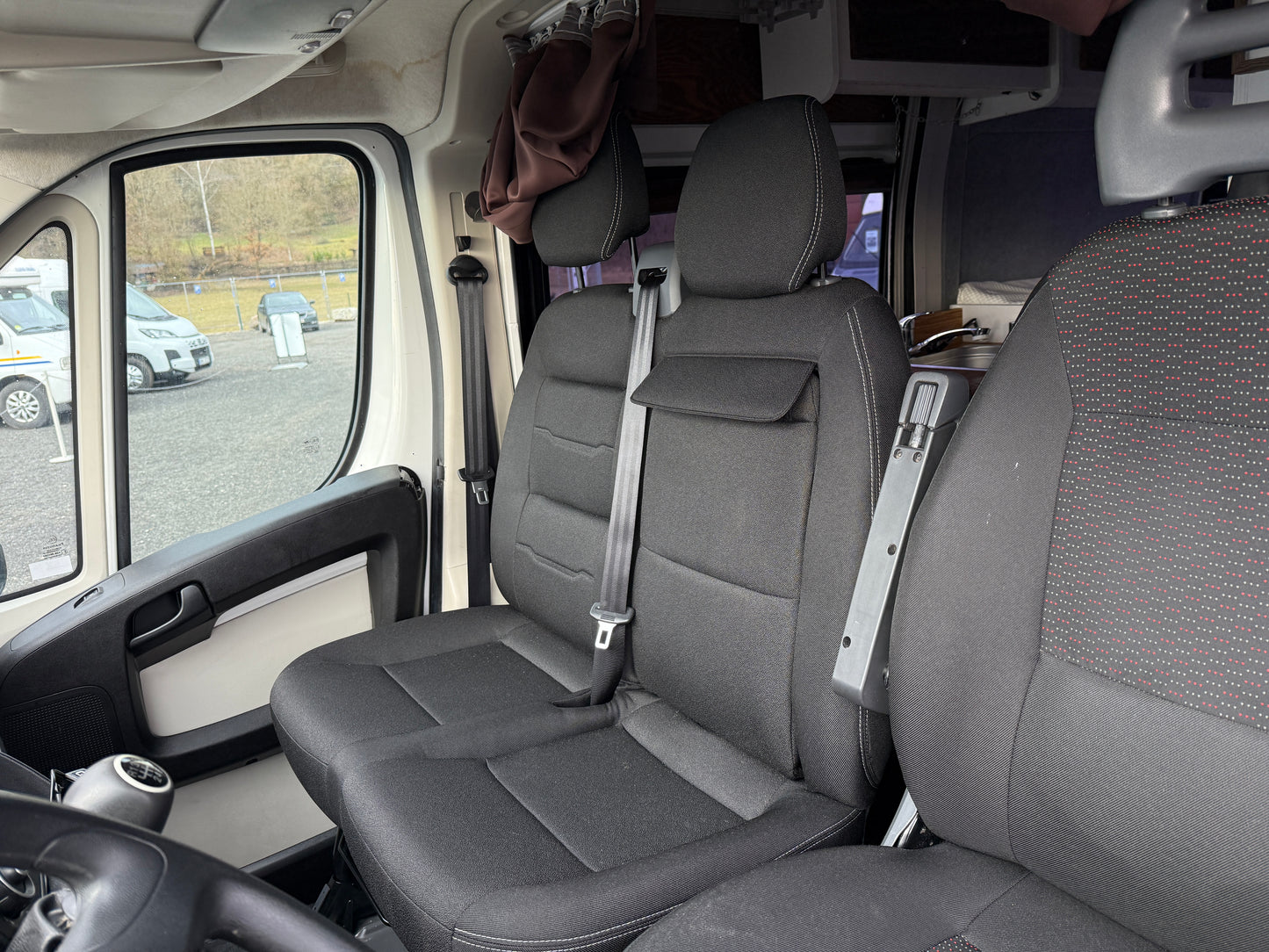 Vestavba Peugeot s vadou motoru, 2x solární panel, nezávislé naftové topení