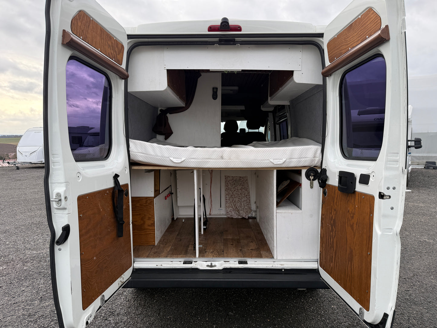 Vestavba Peugeot s vadou motoru, 2x solární panel, nezávislé naftové topení