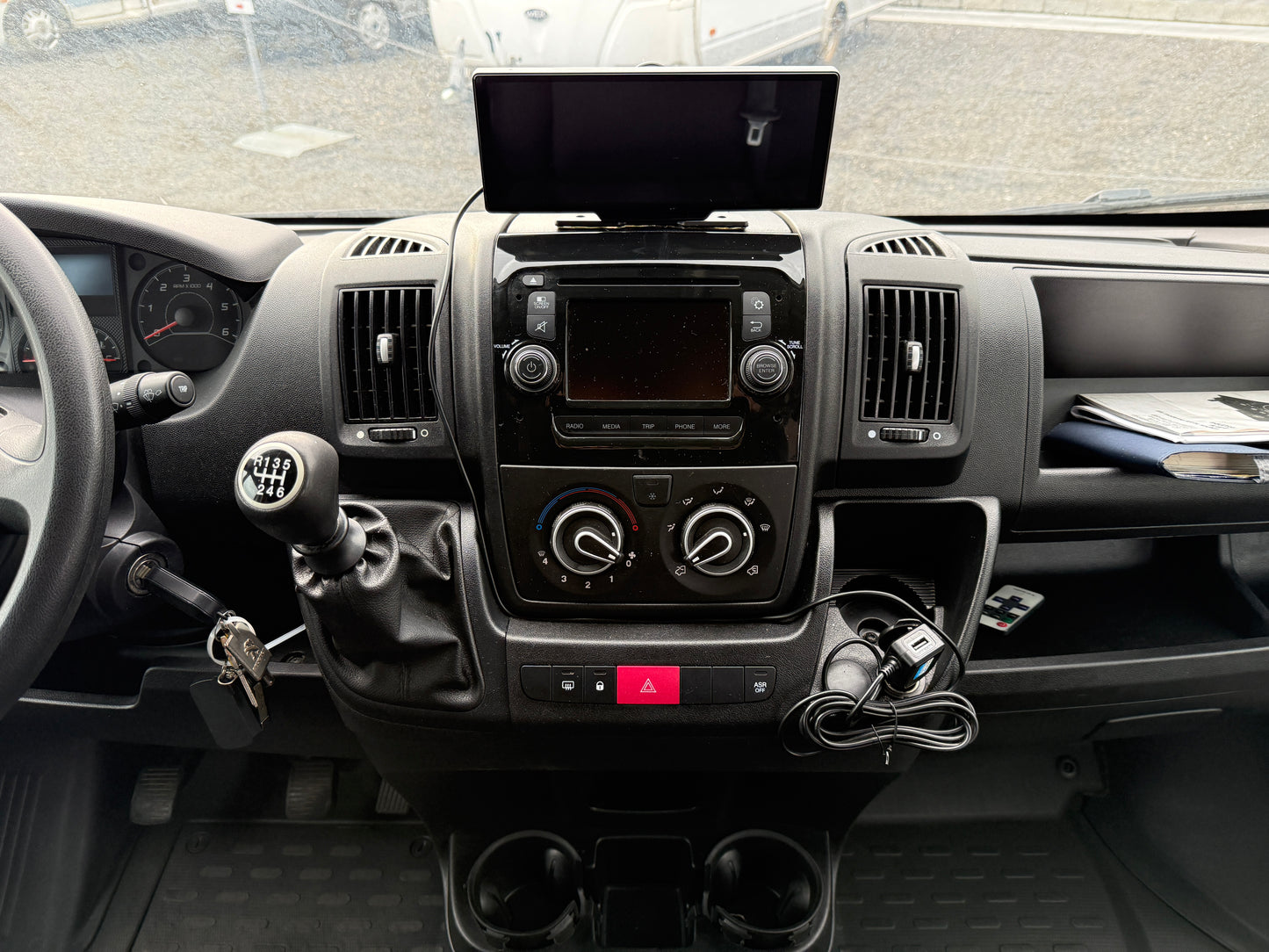 Vestavba Peugeot s vadou motoru, 2x solární panel, nezávislé naftové topení