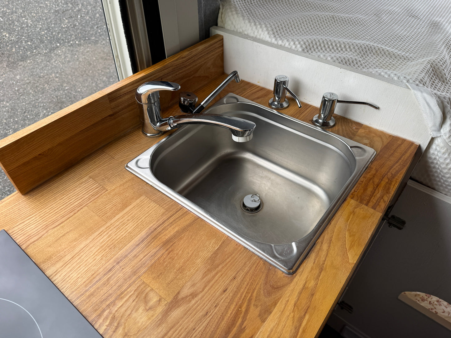 Vestavba Peugeot s vadou motoru, 2x solární panel, nezávislé naftové topení