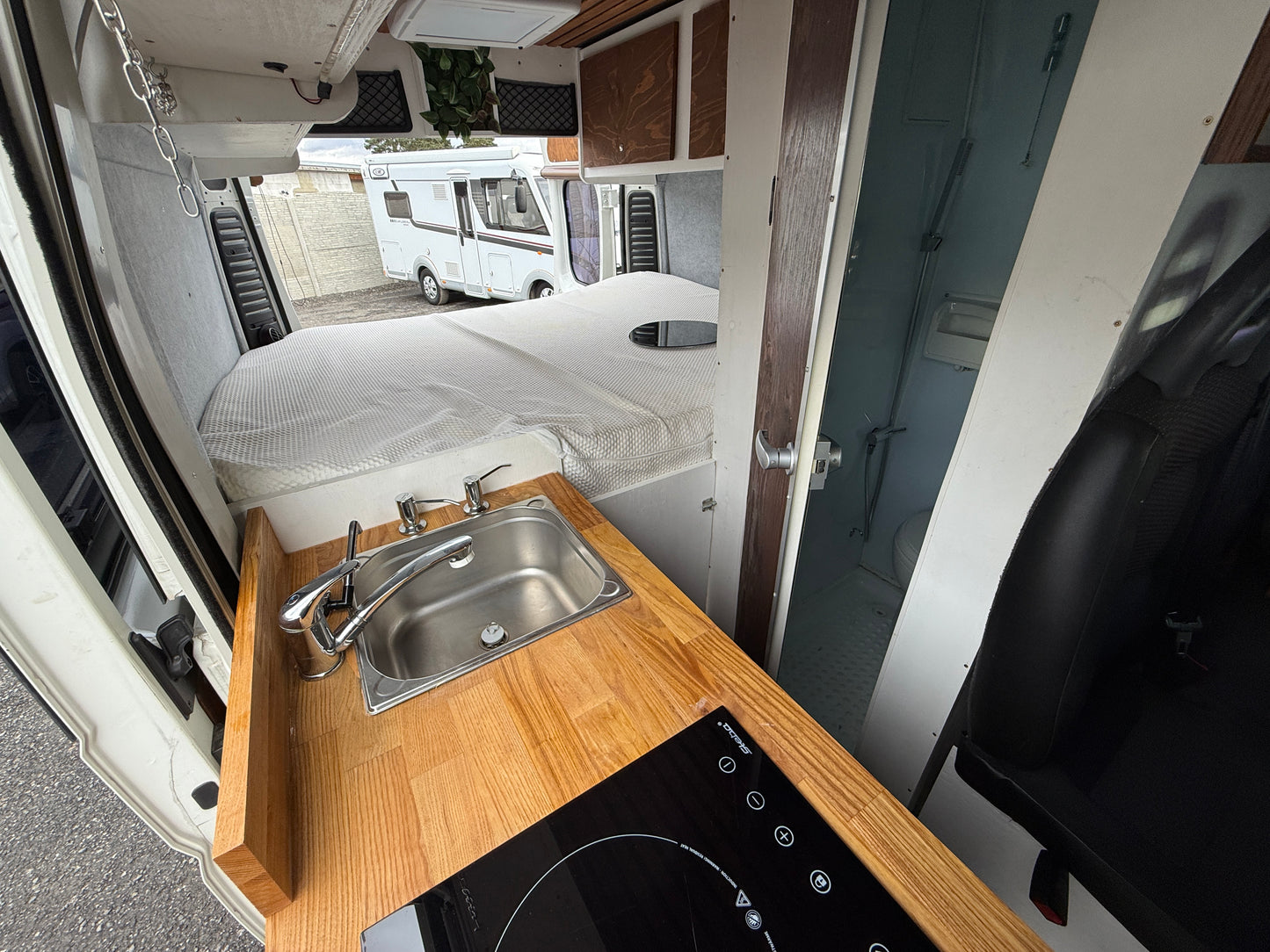 Vestavba Peugeot s vadou motoru, 2x solární panel, nezávislé naftové topení