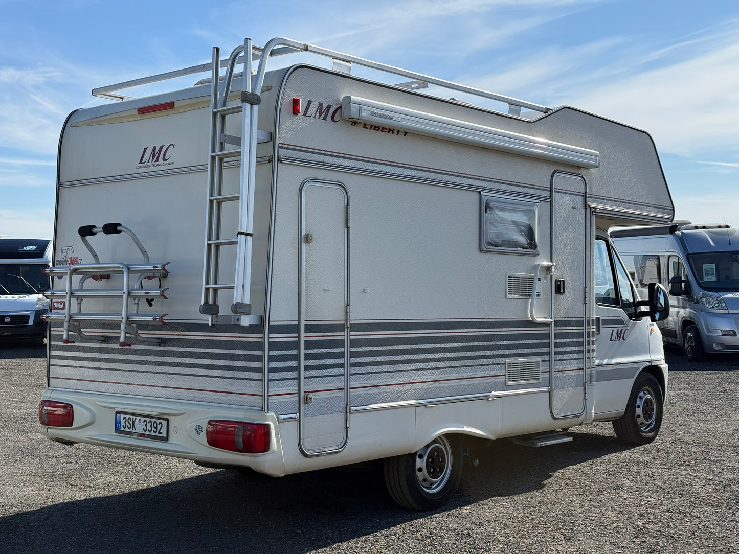 LMC 2.8l, 2001, držák kol, stropní ventilátor