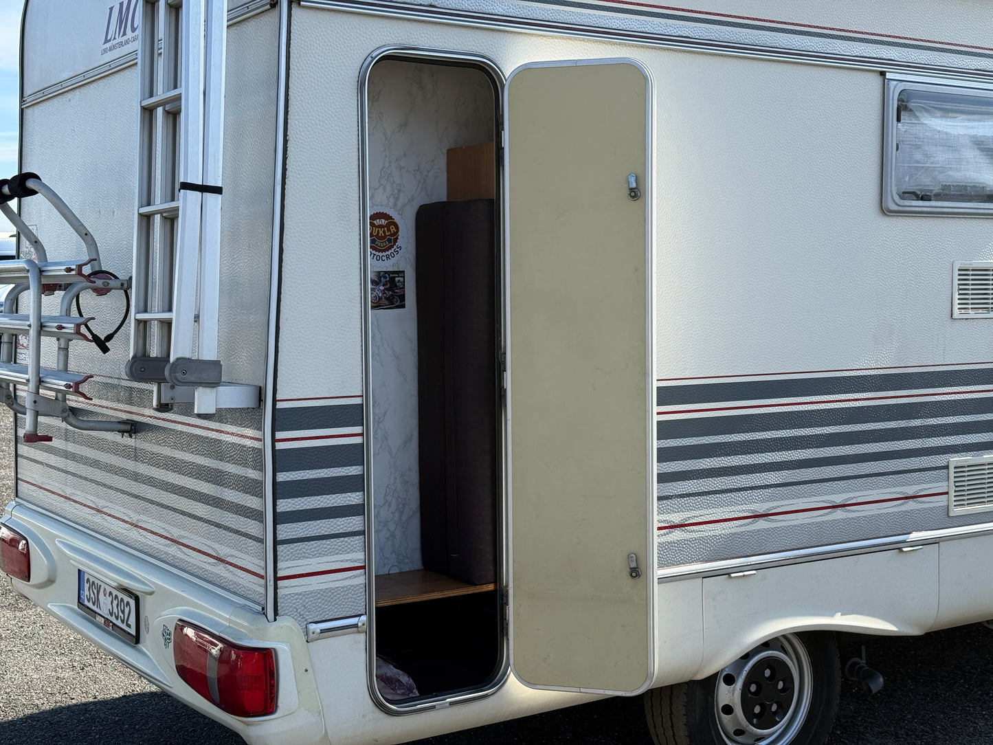 LMC 2.8l, 2001, držák kol, stropní ventilátor