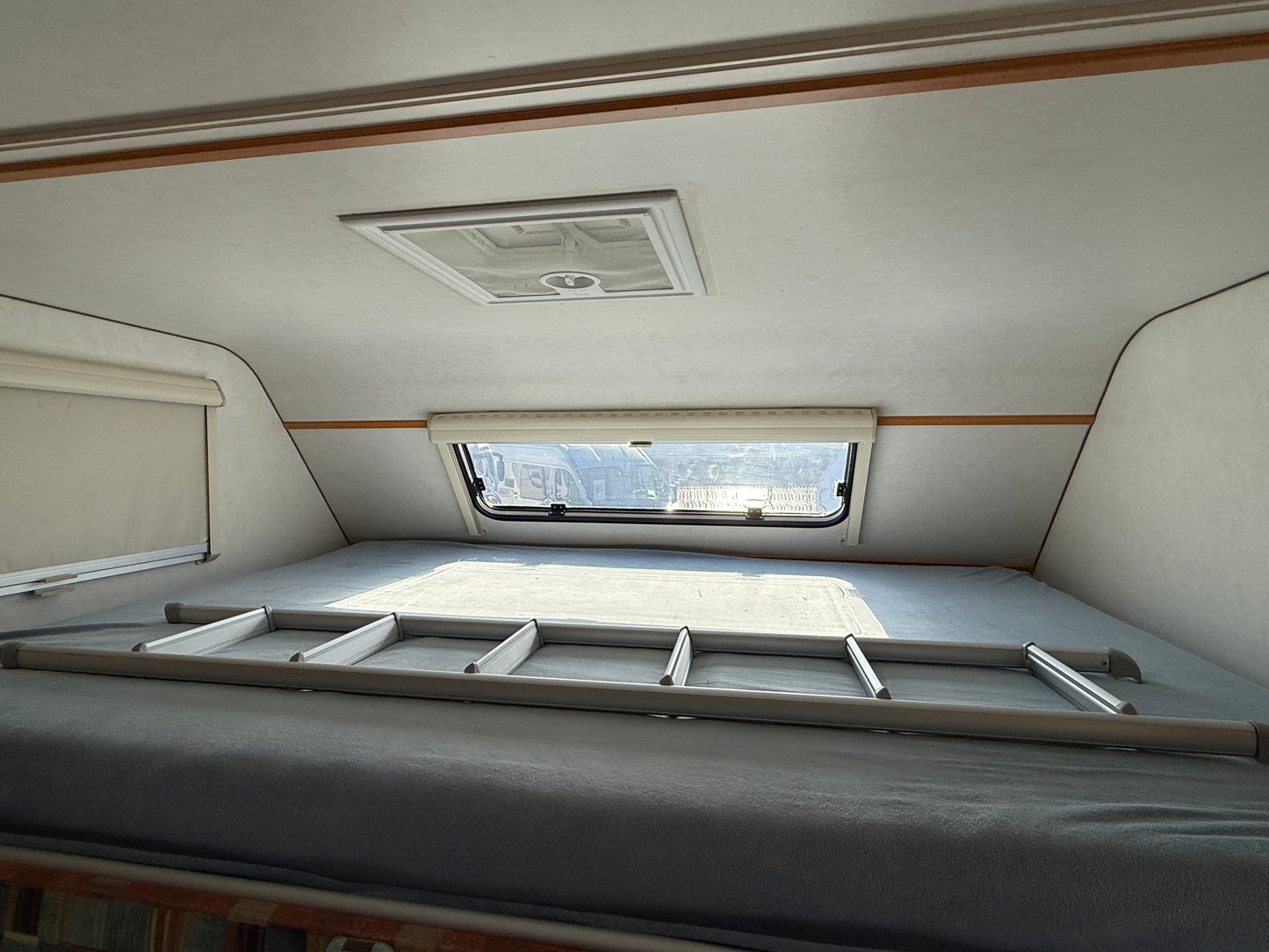 LMC 2.8l, 2001, držák kol, stropní ventilátor