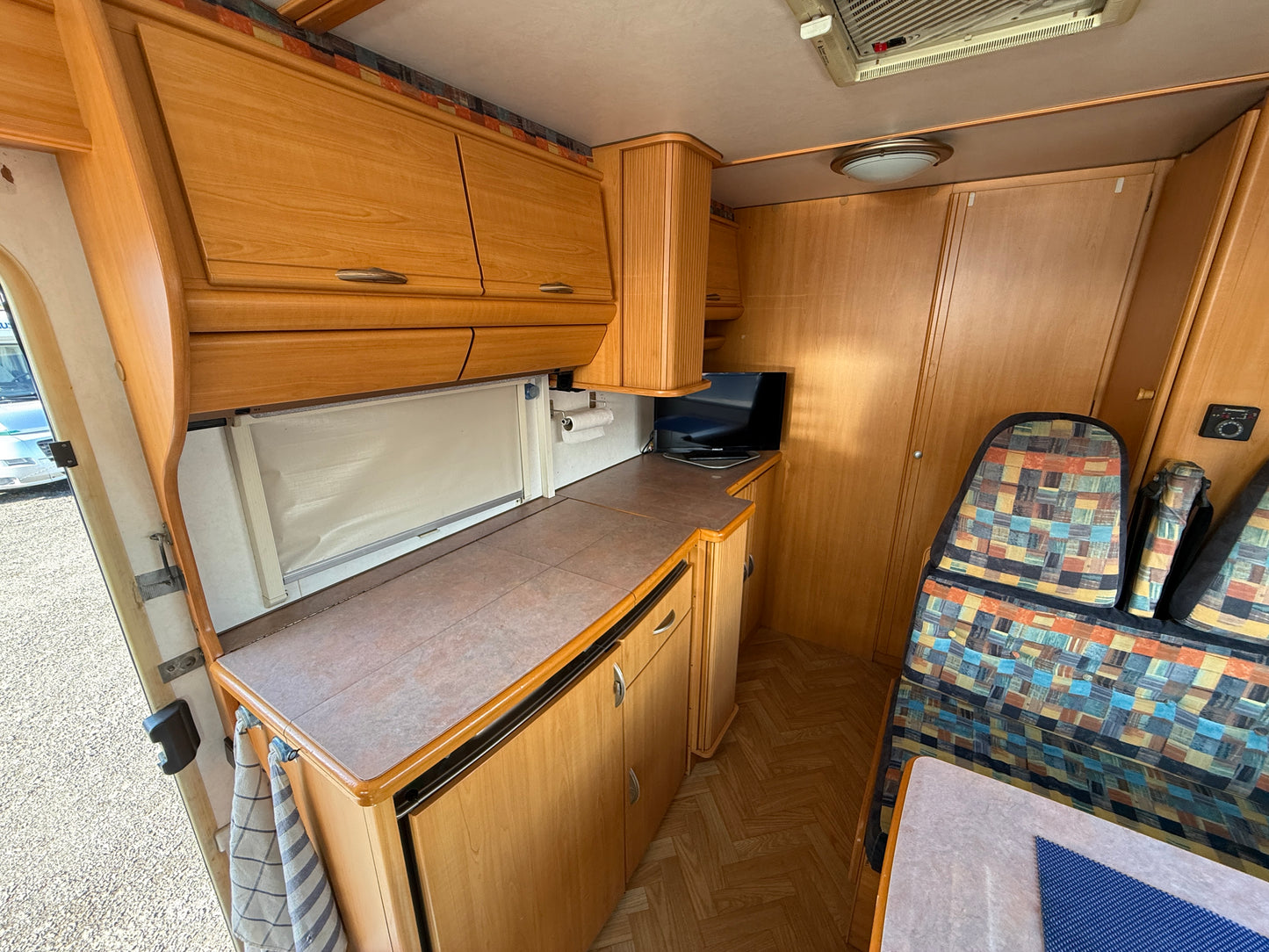 LMC 2.8l, 2001, držák kol, stropní ventilátor