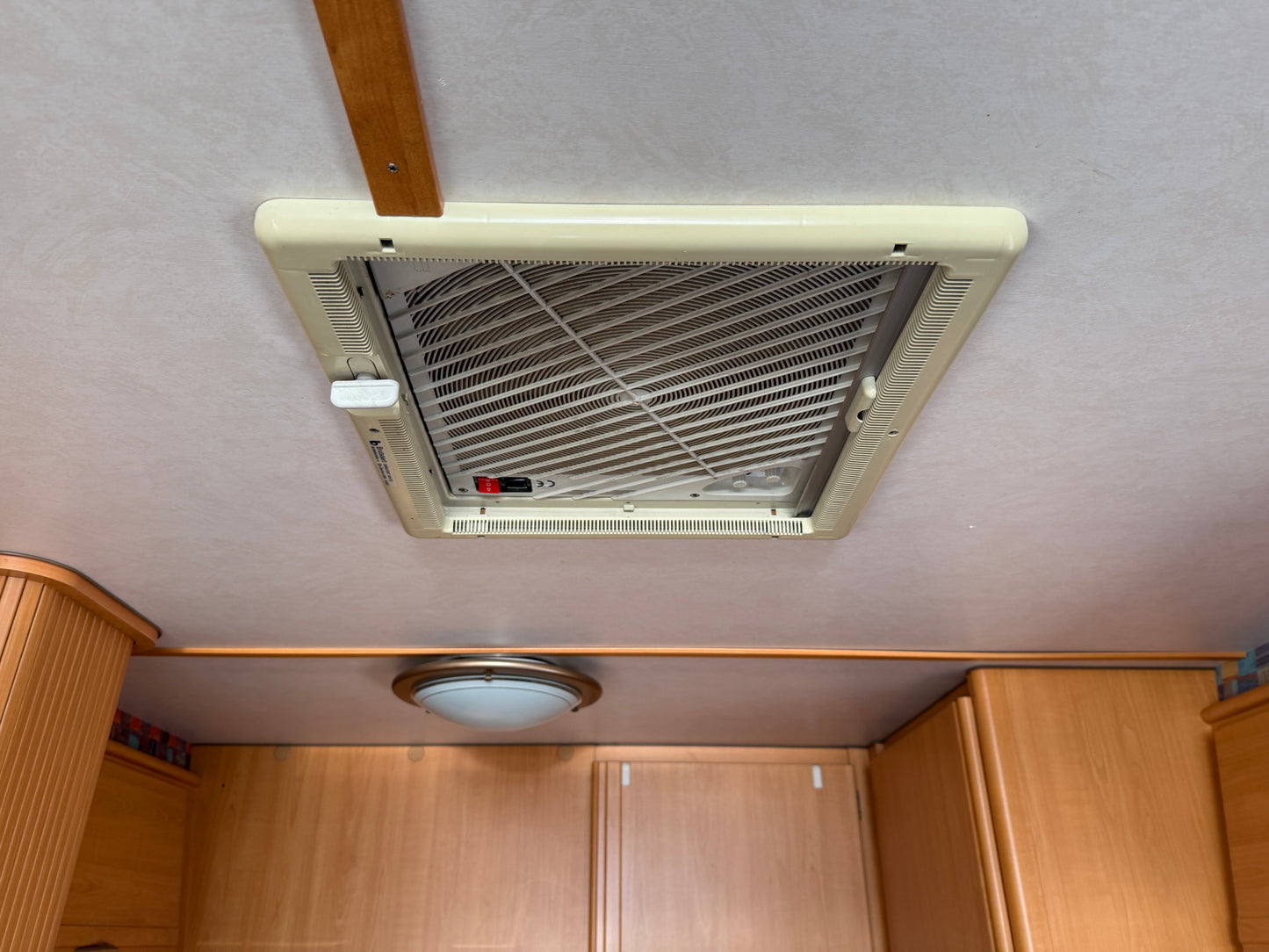 LMC 2.8l, 2001, držák kol, stropní ventilátor