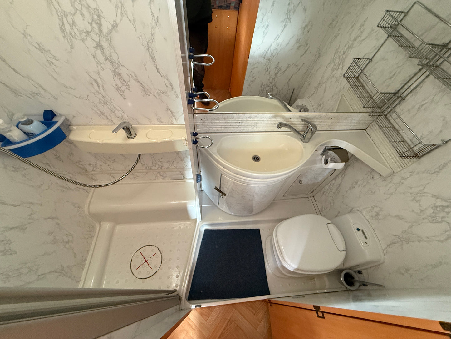 LMC 2.8l, 2001, držák kol, stropní ventilátor