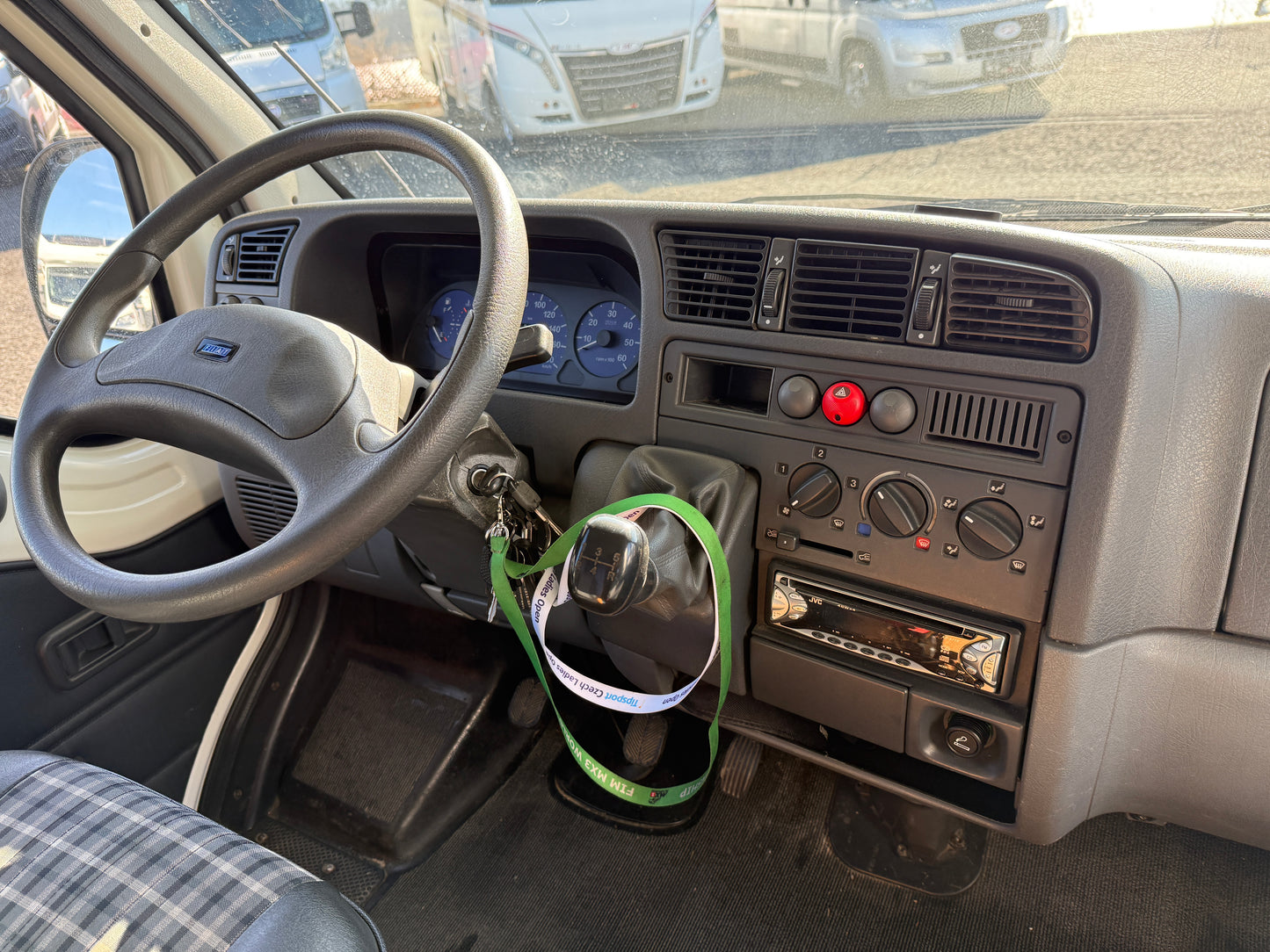 LMC 2.8l, 2001, držák kol, stropní ventilátor