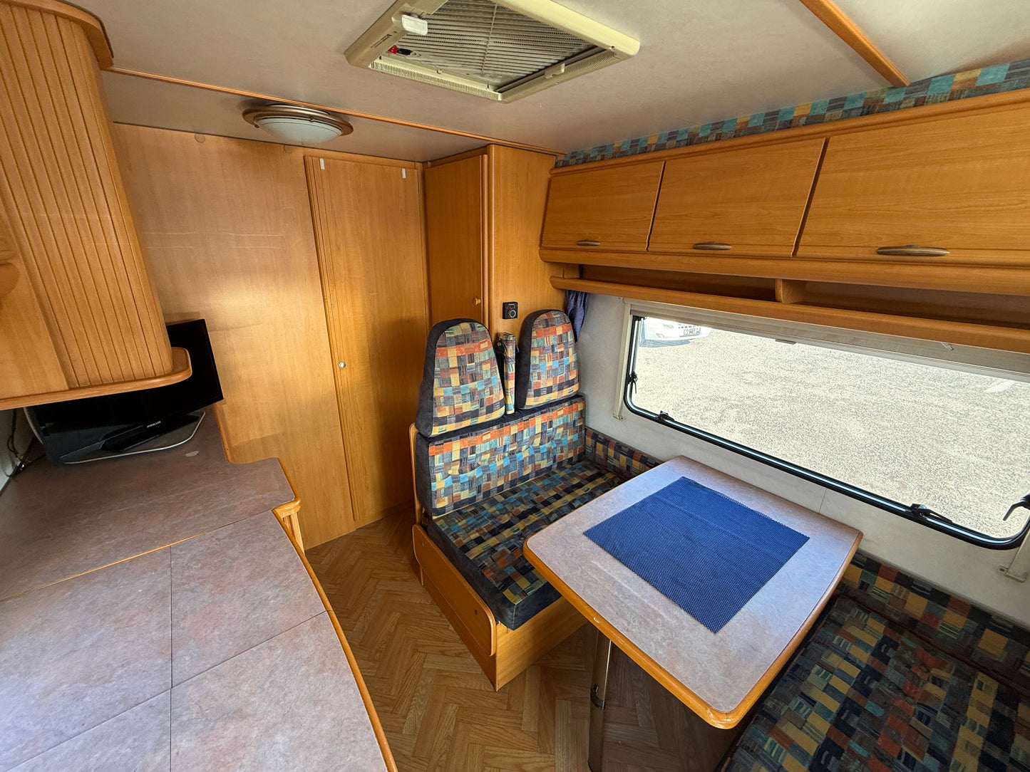 LMC 2.8l, 2001, držák kol, stropní ventilátor