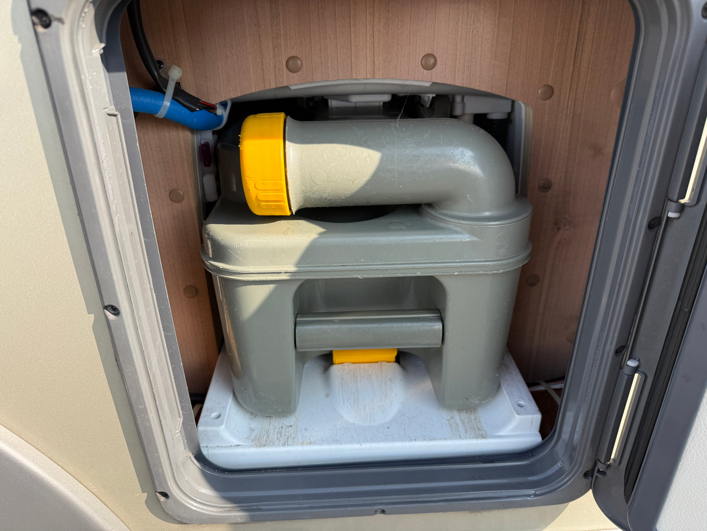 Bürstner Nexxo 25 Edition, r.2012, 2.3 jtd, 2x klima, dlouhé postele