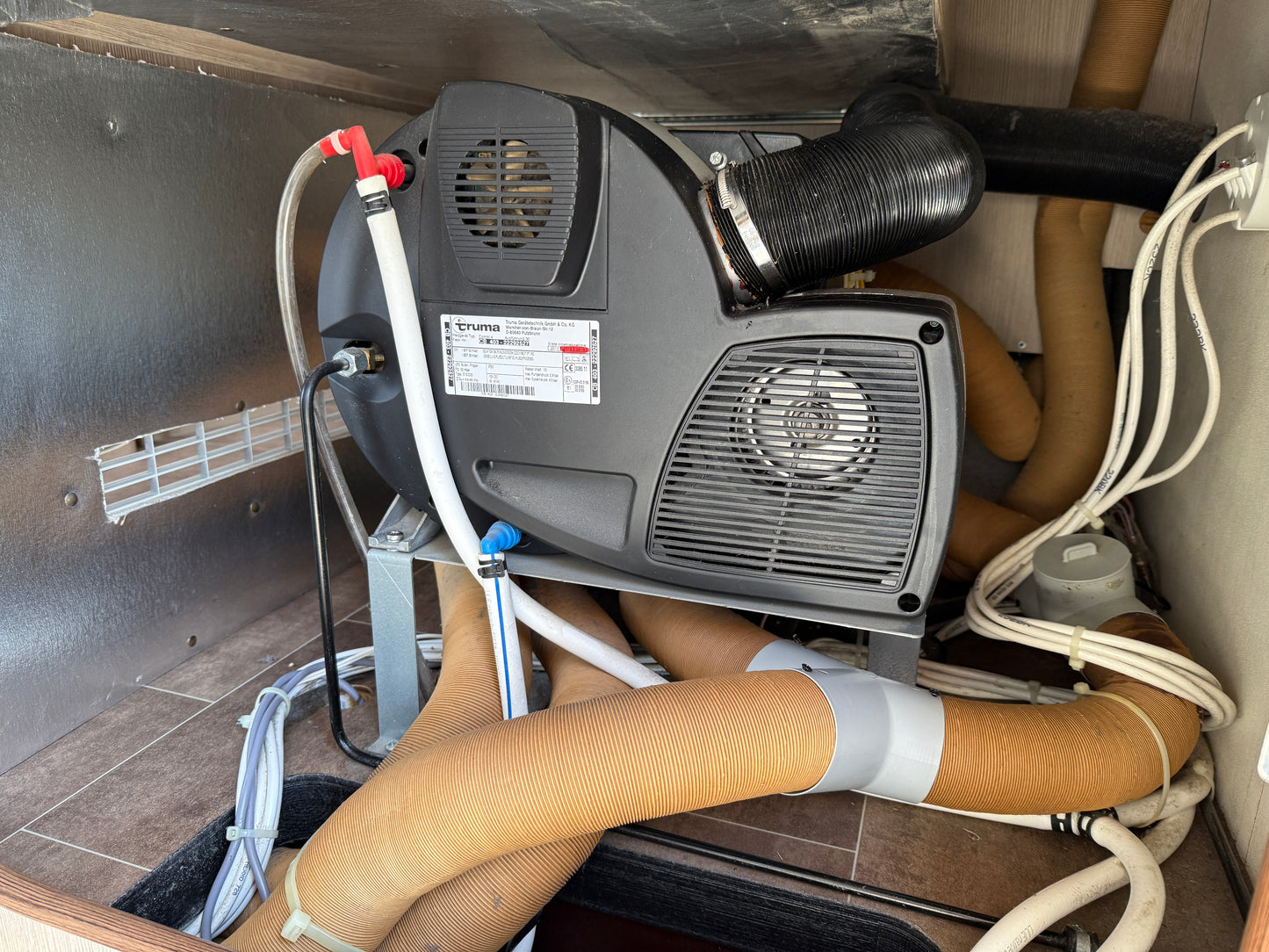 Bürstner Nexxo 25 Edition, r.2012, 2.3 jtd, 2x klima, dlouhé postele